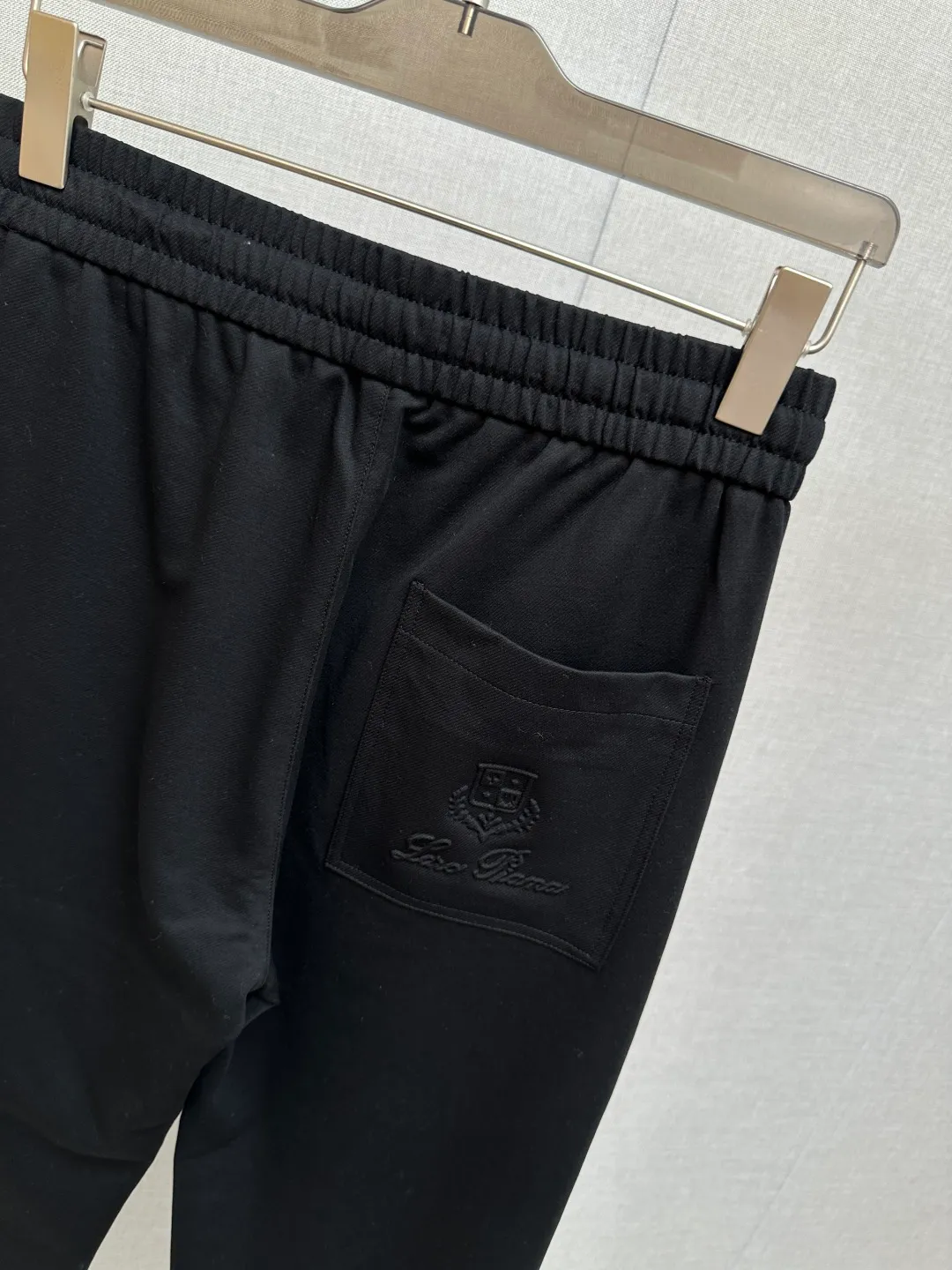 Lp* fitted version 2026 spring and summer silk linen casual pants, with Classic simplicity as the main tone, cleverly integrated with counter hardware and accessories elements, breaking the monotony of traditional casual pants and highlighting individuality and uninhibitedness. The three-dimensional tailoring fits the body shape and the design is neat and stylish, easily elongating the leg lines and creating a casual and casual style. The high-quality fabric is Wear-Resistant, breathable and comfortable, suitable for daily outings or light outdoor scenes. The detailed webbing embellishment adds a fashionable texture and can be easily controlled. It is an indispensable fashion item in the autumn and winter transition seasons. On sale in stock M—4XL
